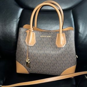 Cute Michael kors bag bought and only use it once. Price was 170 originally